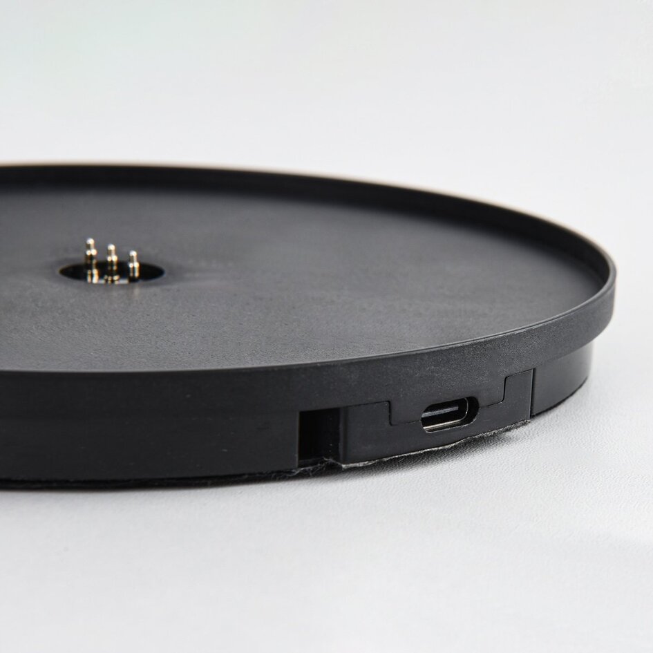 Wiederaufladbare Tischleuchte Zarya mit Touch-Dimmer, milchweißem Glas und Ladestation