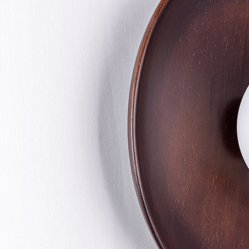 Wandleuchte Ruva aus dunklem Holz und milchweißem Glas