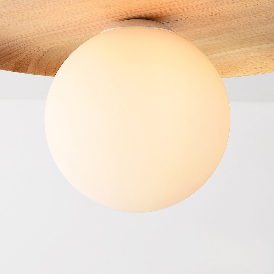 Deckenleuchte Ruvo aus hellem Holz und milchweißer Glaskugel