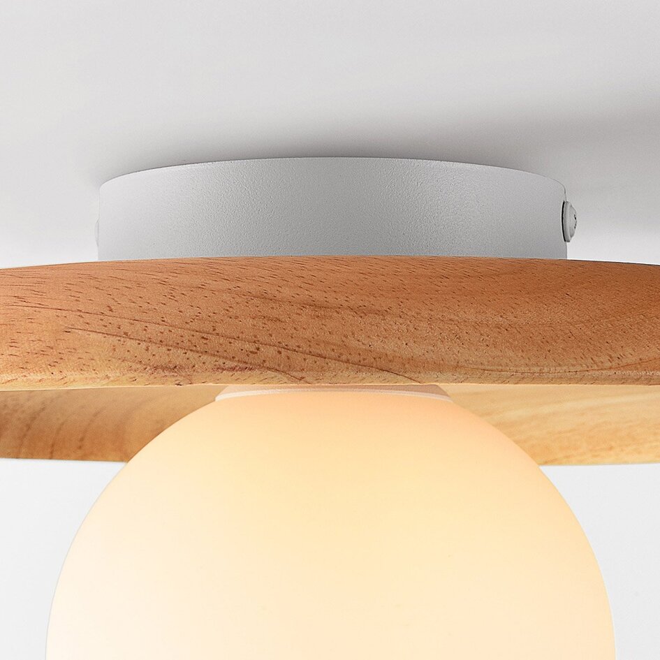 Deckenleuchte Ruvo aus hellem Holz und milchweißer Glaskugel