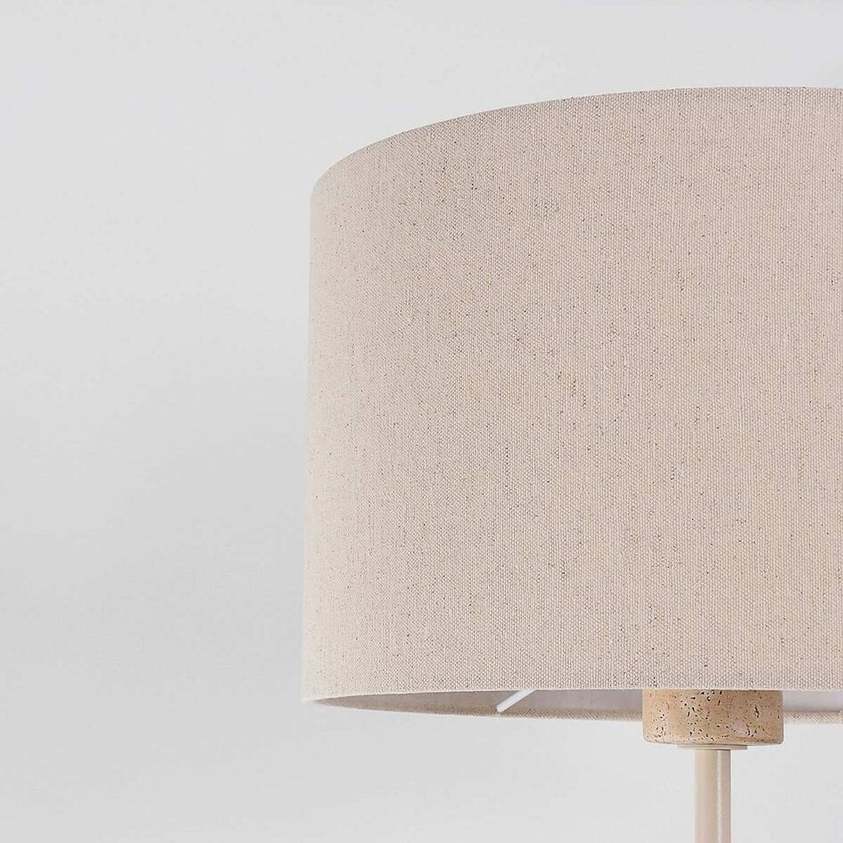 Stehleuchte Auras mit beigem Leinen-Schirm und Travertin-Effekt
