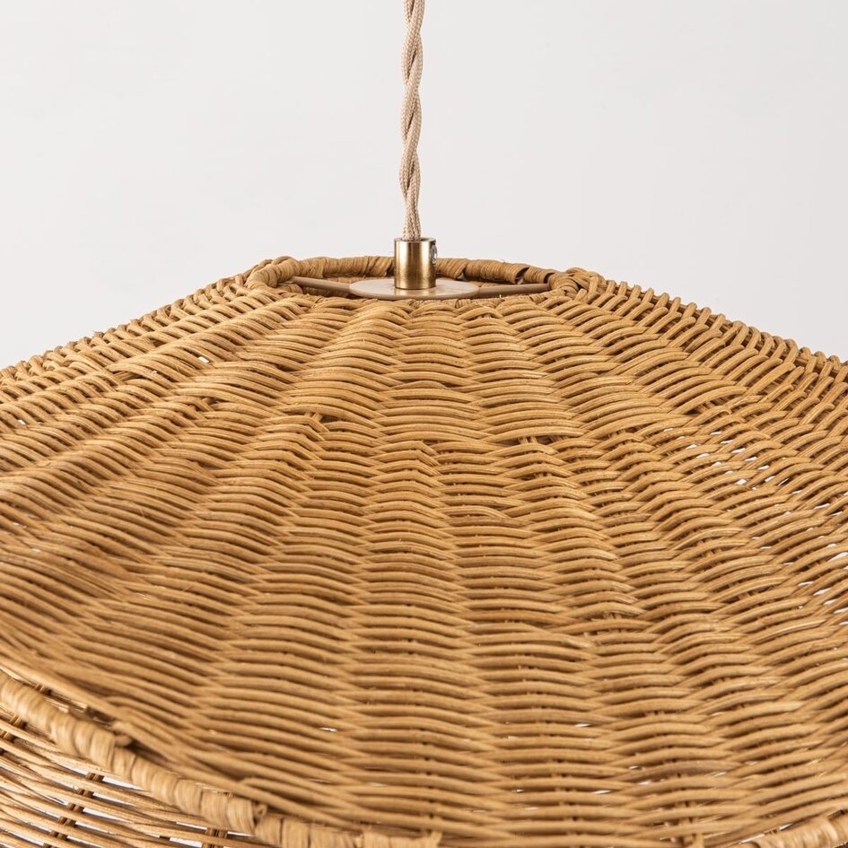 Rattan-Hängelampe Arua mit handgeflochtenem Doppelschirm und goldenem Detail Ø50 cm