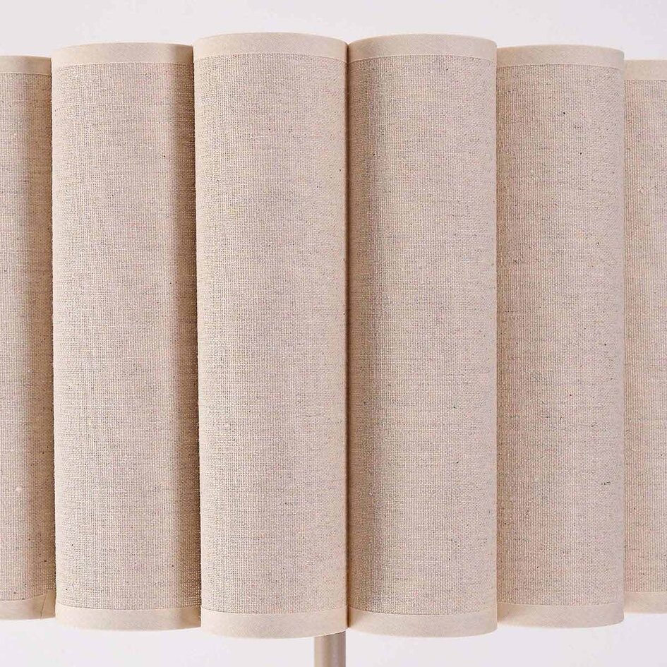 Beige Stehleuchte Cely mit plissiertem Leinenstoffschirm