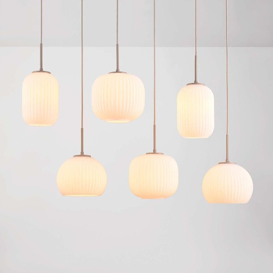 Moderne beige Hängelampe Odalyn mit 6 Gläsern aus geripptem milchweißem Glas