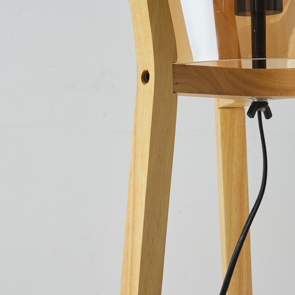 Ditta Stehleuchte aus Holz mit amber Glas
