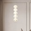 5-flammige Pendelleuchte Aella - weiße Kugeln mit goldenen Rändern und integrierter LED