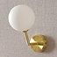 Wandleuchte Runda - Gold mit milchweißer Glaskugel