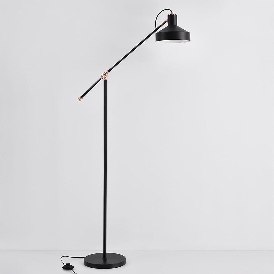 Stehlampe Tom - schwarz mit Bronze-Details und schwenkbarem Arm
