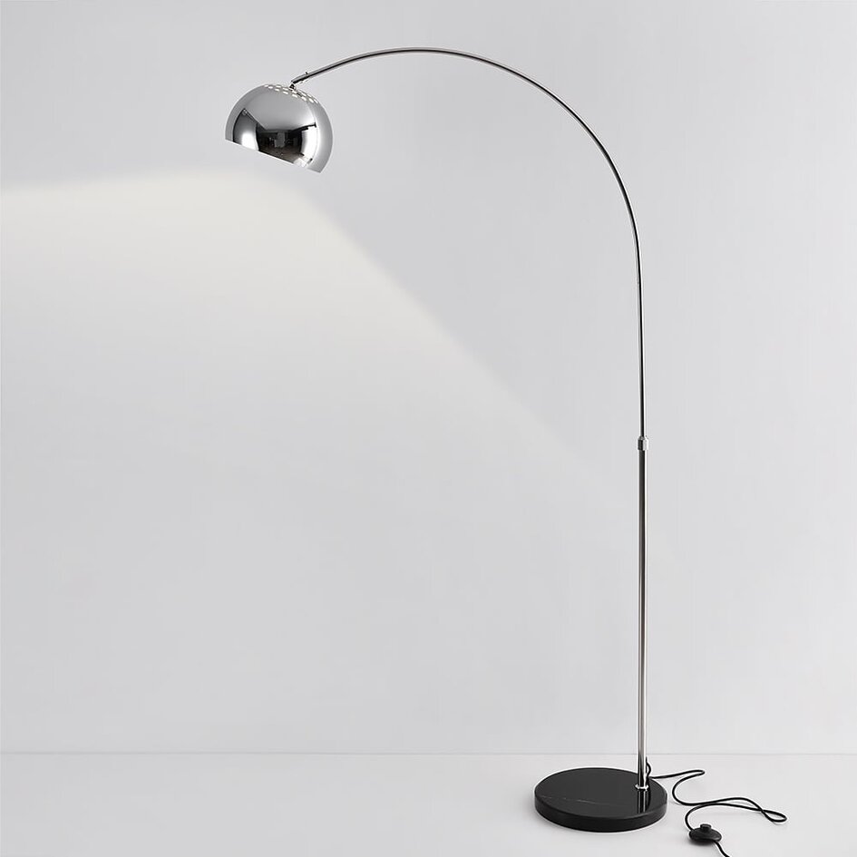 Gebogene Stehlampe Bowie in Chrom mit schwarzem Marmor