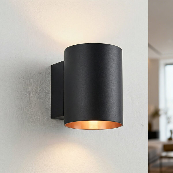 Moderne Wandlampe Jen in Schwarz mit goldener Innenseite