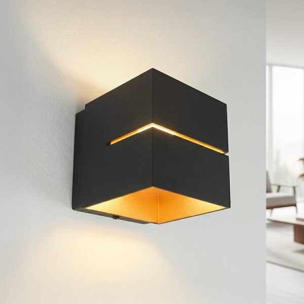 Moderne quadratische Wandlampe Avi in Schwarz mit goldener Innenseite