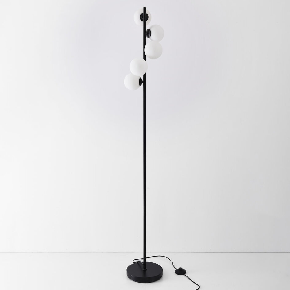 Stehlampe Tyson 5-flammig mit schwarzem Rahmen und Milchglas