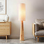 Stehlampe Haku mit cremefarbenem Stoffschirm - Holz