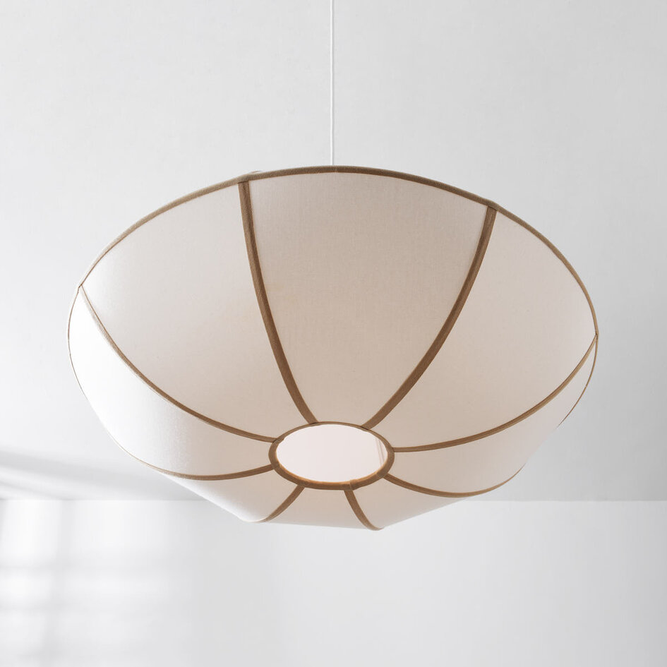 Moderne Pendelleuchte Ovala mit beigem Leinenschirm und braunen Akzenten Ø70 cm