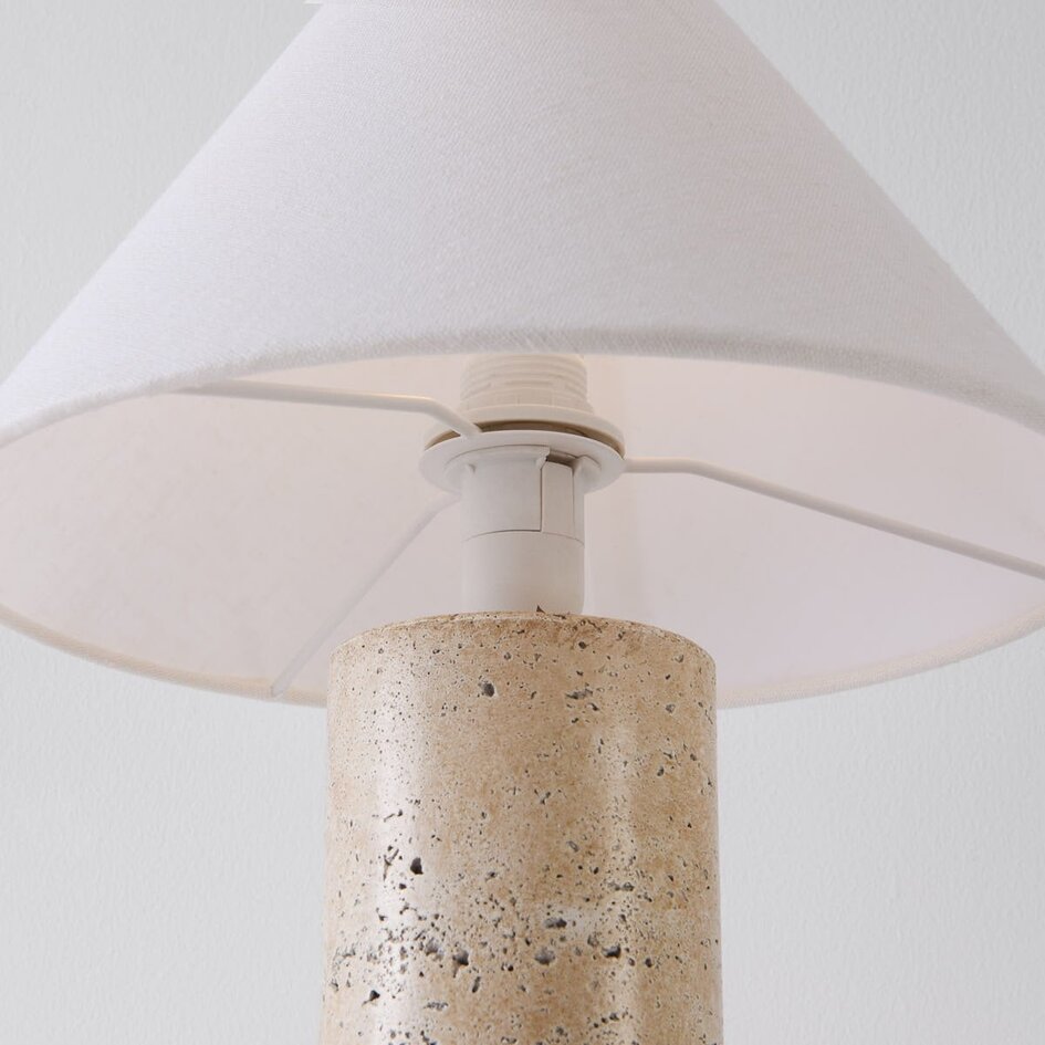 Japandi Tischlampe Table mit Travertinfuß Optik und Leinen­schirm