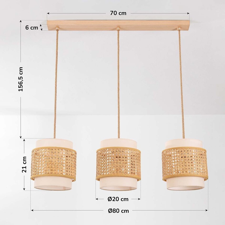 Hängelampe Bris aus Rattan mit drei cremefarbenen Stoffschirmen