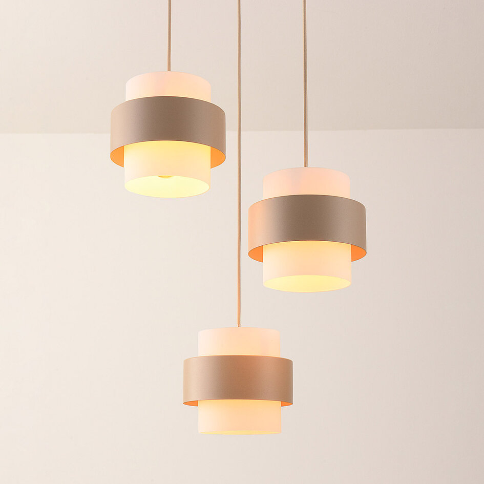 Moderne Hängelampe Kodi in Beige mit milchweißen Gläsern, 3-flammig