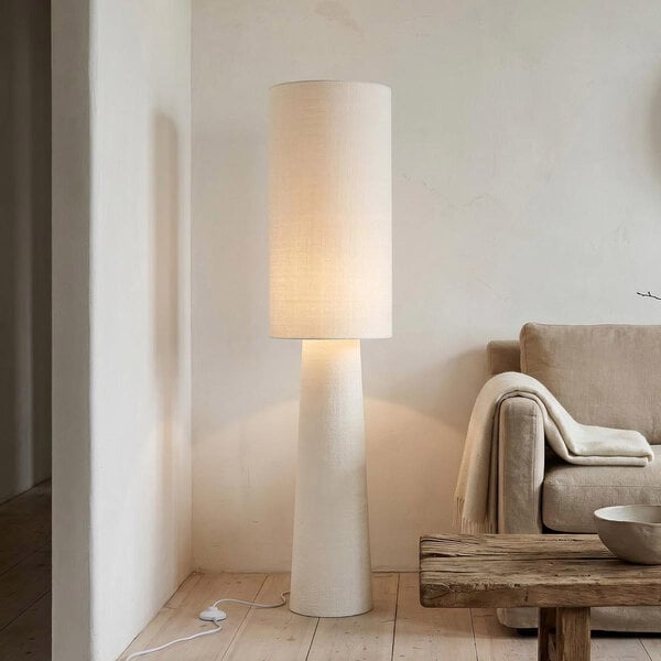 Japandi Stehleuchte Lumo aus Leinen in gebrochenem Weiß