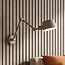 Wandlampe Mellow in Taupe mit verstellbarem Arm und beidseitigem Licht