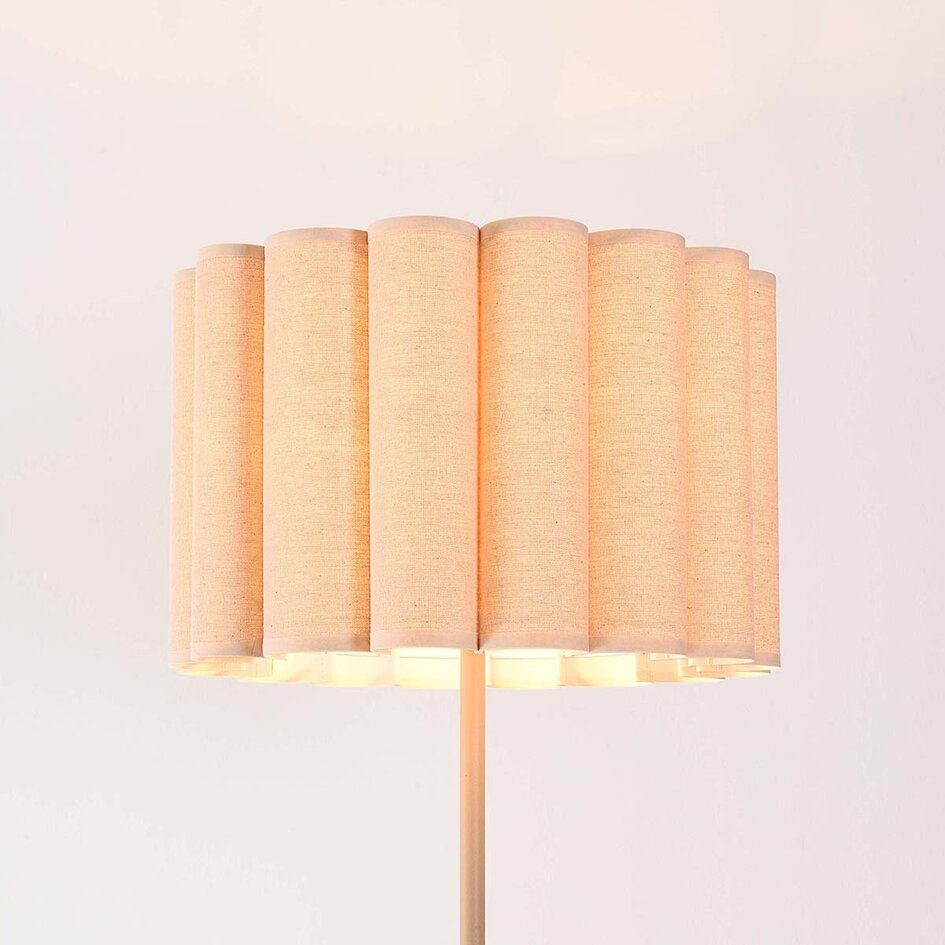 Beige Stehleuchte Cely mit plissiertem Leinenstoffschirm