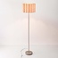 Beige Stehleuchte Cely mit plissiertem Leinenstoffschirm