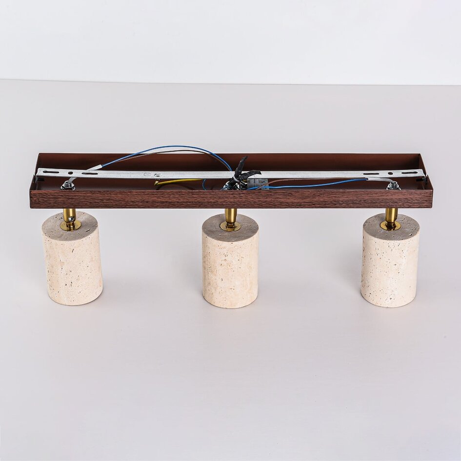 Deckenleuchte Cerno mit 3 drehbaren Spots aus Travertin (Naturstein) und Holzoptik
