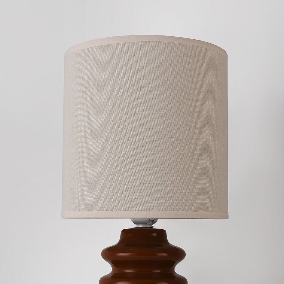 Tischlampe Seyra aus brauner Keramik mit Stoffschirm in Beige