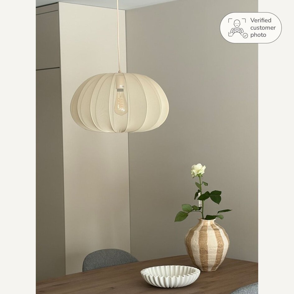 Japandi Hängelampe Ecruva mit rundem Stoffschirm Ø50 cm - warmes Beige mit roséfarbener Untertönung