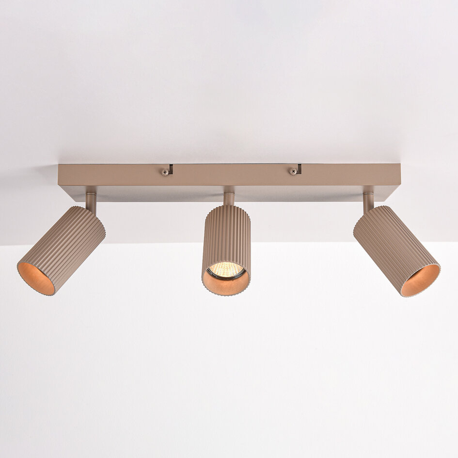 Deckenleuchte Blaze mit 3 gerippten, verstellbaren Spots - Sandbeige
