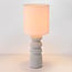 Tischlampe Kiyra aus weißer Keramik mit Stoffschirm in Beige
