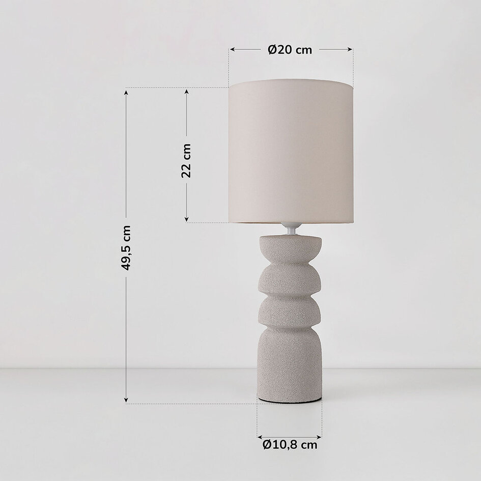 Tischlampe Kiyra aus weißer Keramik mit Stoffschirm in Beige