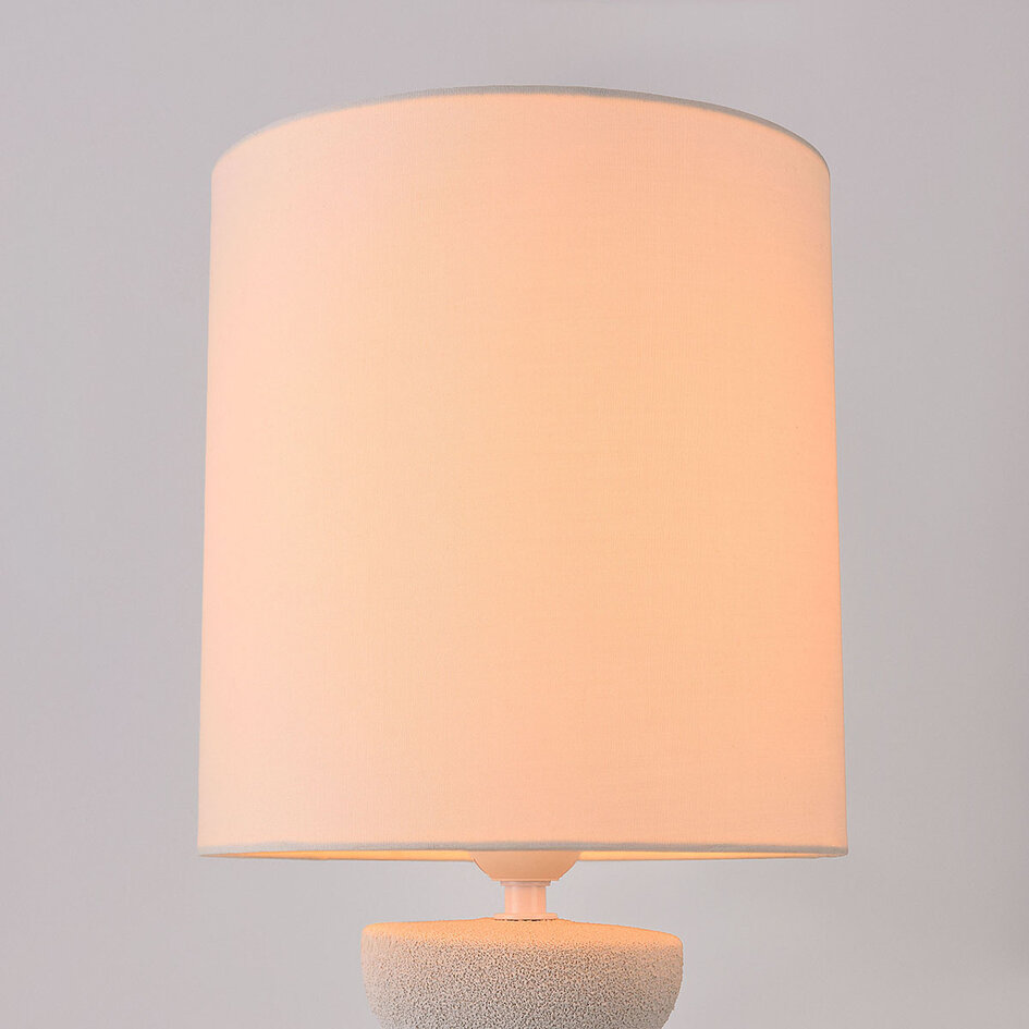 Tischlampe Kiyra aus weißer Keramik mit Stoffschirm in Beige