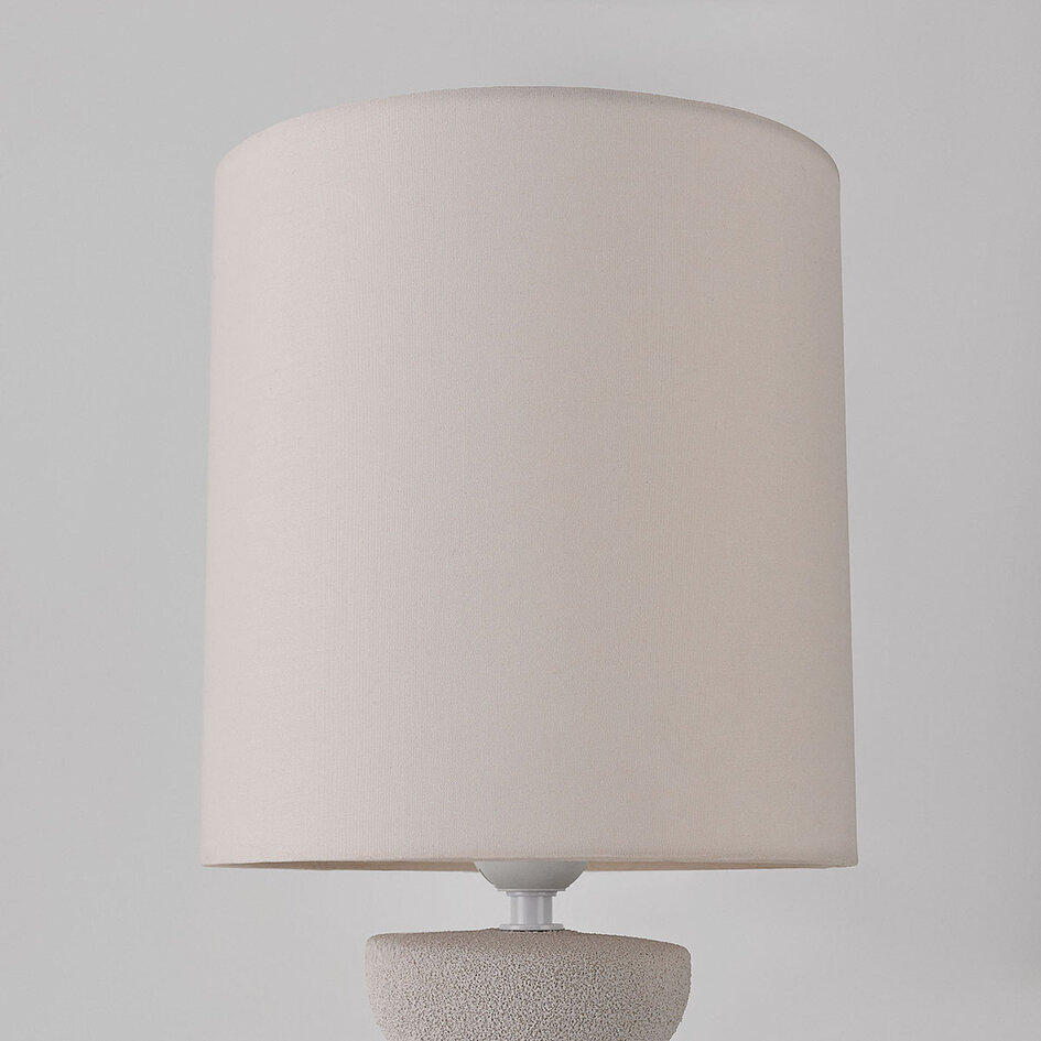 Tischlampe Kiyra aus weißer Keramik mit Stoffschirm in Beige