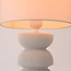 Tischlampe Kiyra aus weißer Keramik mit Stoffschirm in Beige