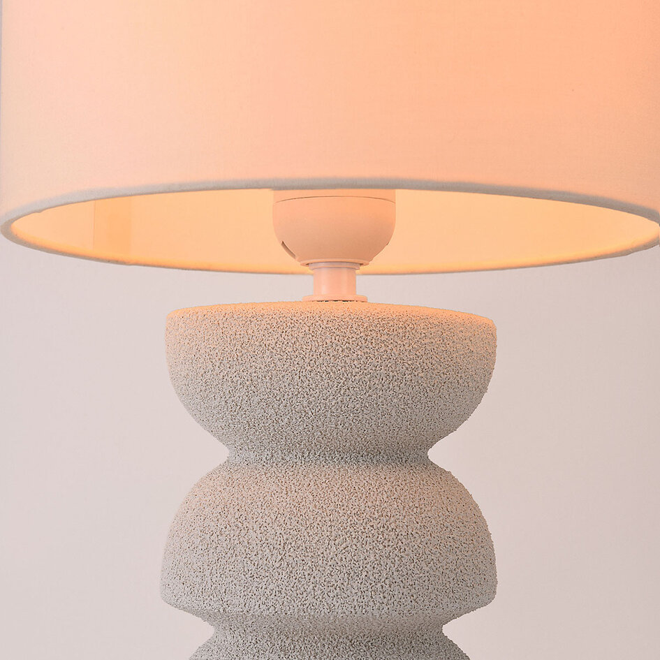 Tischlampe Kiyra aus weißer Keramik mit Stoffschirm in Beige