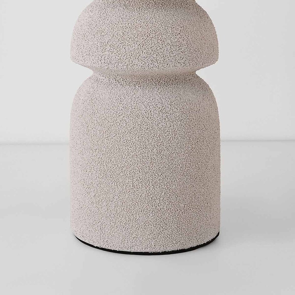 Tischlampe Kiyra aus weißer Keramik mit Stoffschirm in Beige