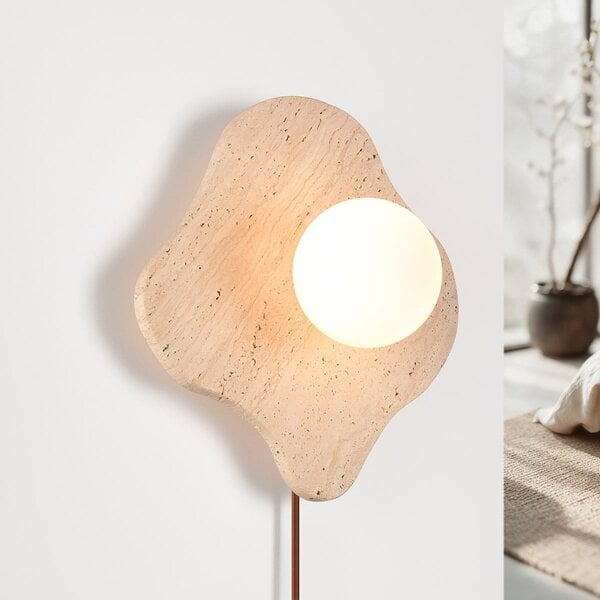 Wandleuchte Karise aus Travertin mit Glaskugel