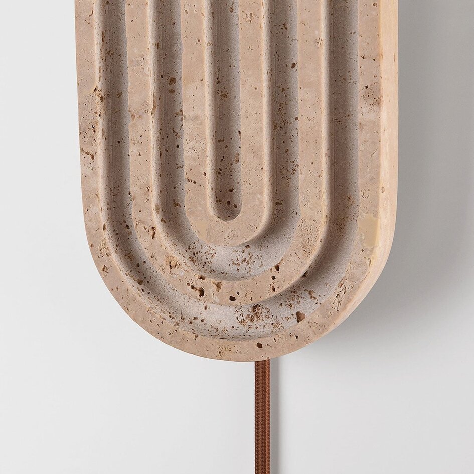 Wandleuchte Dorie aus Travertin mit Glaskugel