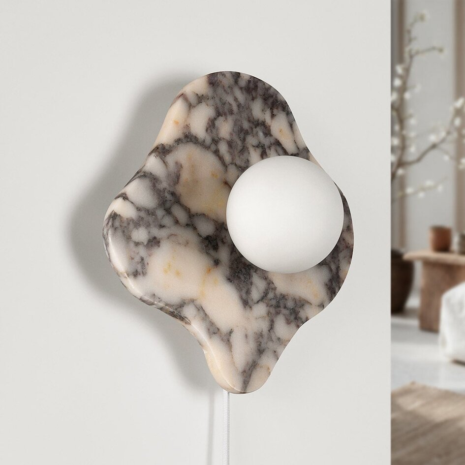 Wandleuchte Karise mit Bulgari-Marmor und Glaskugel