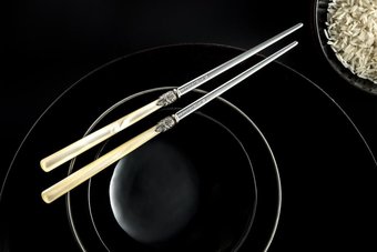 Chopsticks in verschillende kleuren. Verrassend design. Chopsticks in verschillende kleuren. Verrassend design.