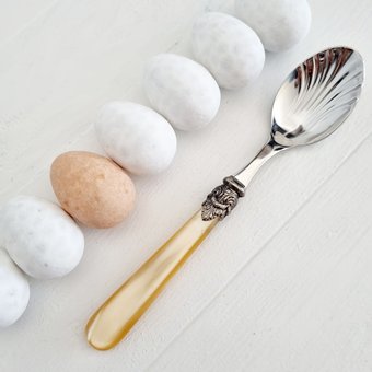 Theelepels, koffilepels en meer: Kleurrijk bestek voor Pasen Theelepels, koffilepels en meer: Kleurrijk bestek voor Pasen