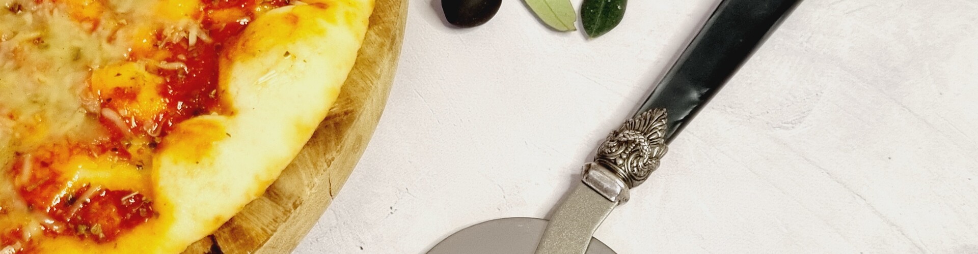 Pizzasnijder met gekleurd handvat. Scherp en fraai design.