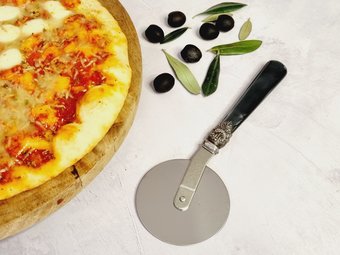 Pizzasnijder met gekleurd handvat. Scherp en fraai design. Pizzasnijder met gekleurd handvat. Scherp en fraai design.