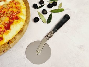 Pizzaschneider mit farbigem Griff. Scharfes und schönes Design. Pizzaschneider mit farbigem Griff. Scharfes und schönes Design.