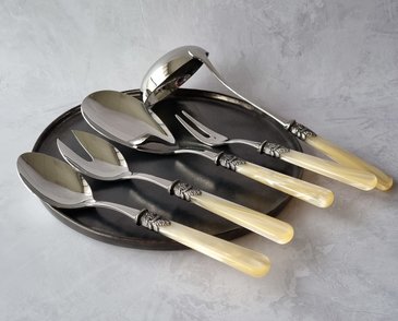 Serving cutlery