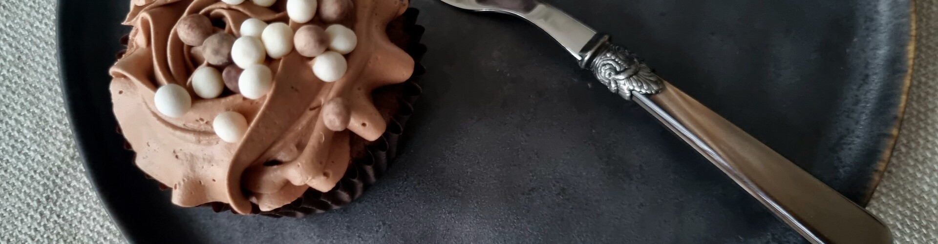 Tenedor de pastel de color, un toque festivo.