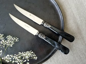 Steakmesser. Unverzichtbar zum Schneiden von Fleisch Steakmesser. Unverzichtbar zum Schneiden von Fleisch