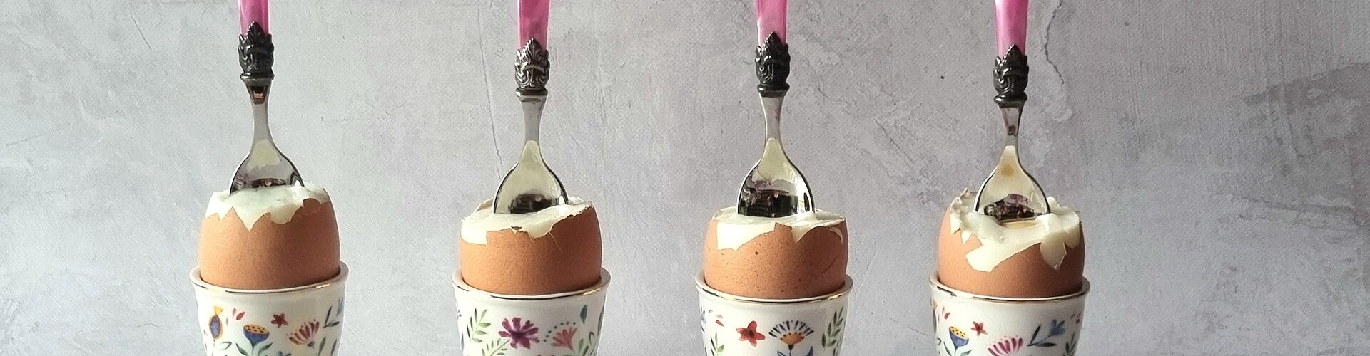 Celebre la Pascua con estilo con una mesa bellamente puesta