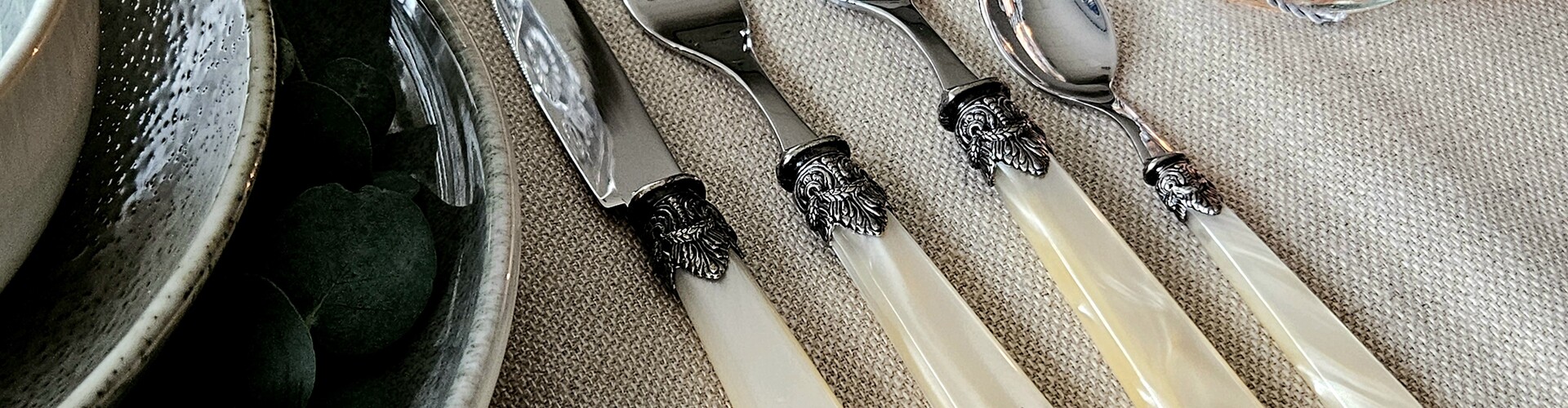 De Pracht van Napoleon Bestek: Een Kleurrijke Tafelervaring met Italiaanse Klasse