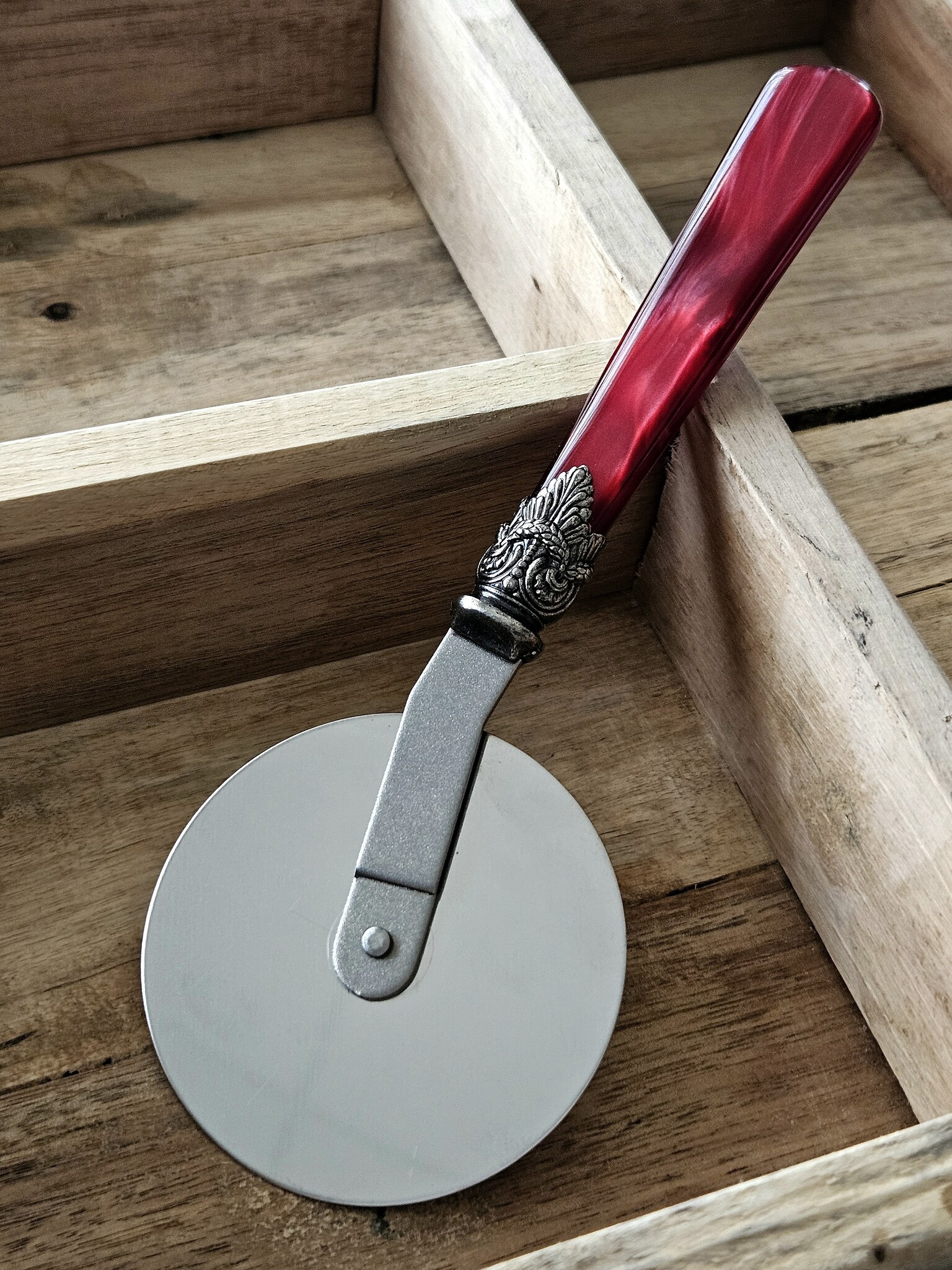 Pizza Cutter, with Red handle (mother-of-pearl)